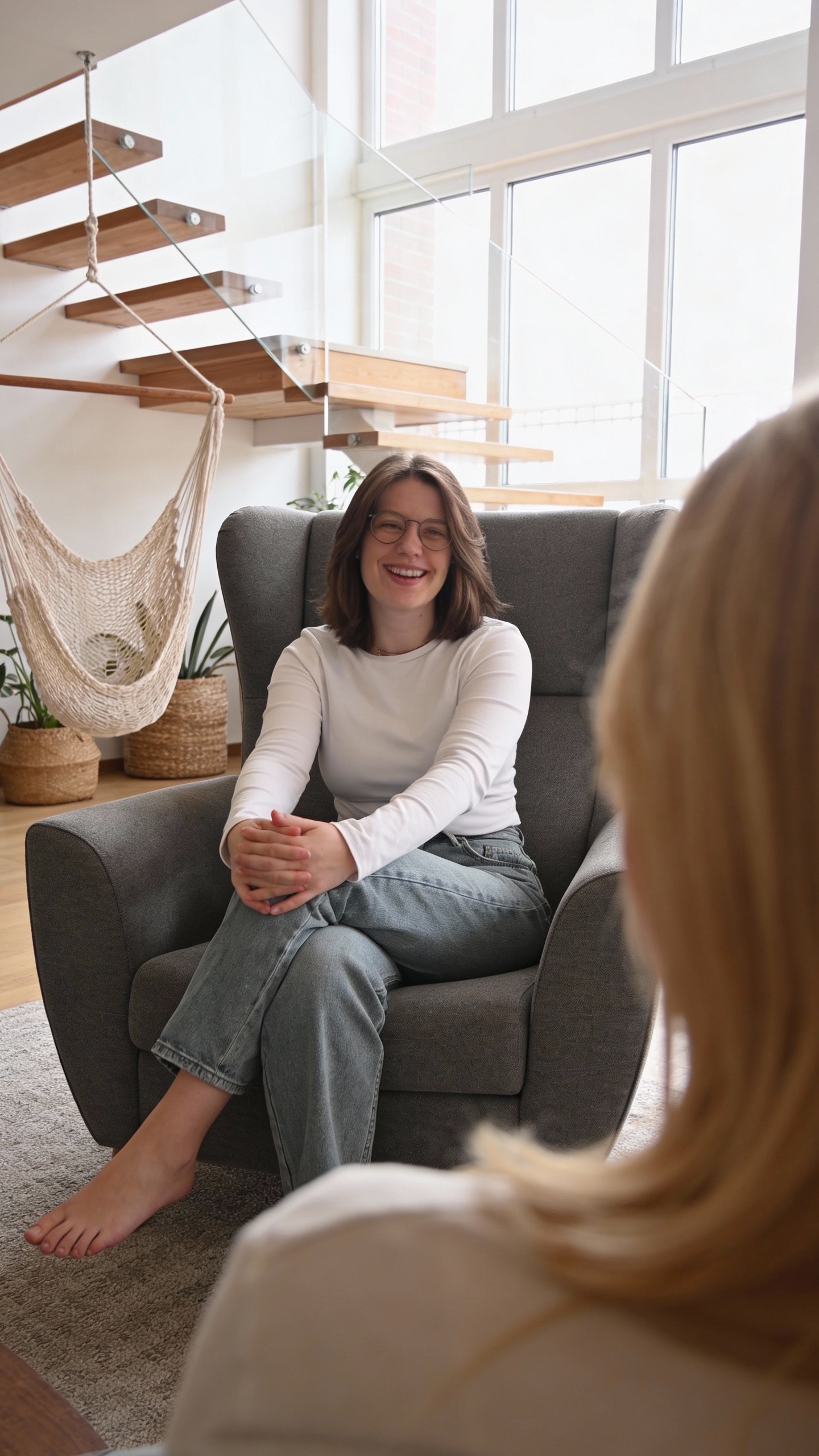 Beratungssituation in einer warmen Wohnumgebung