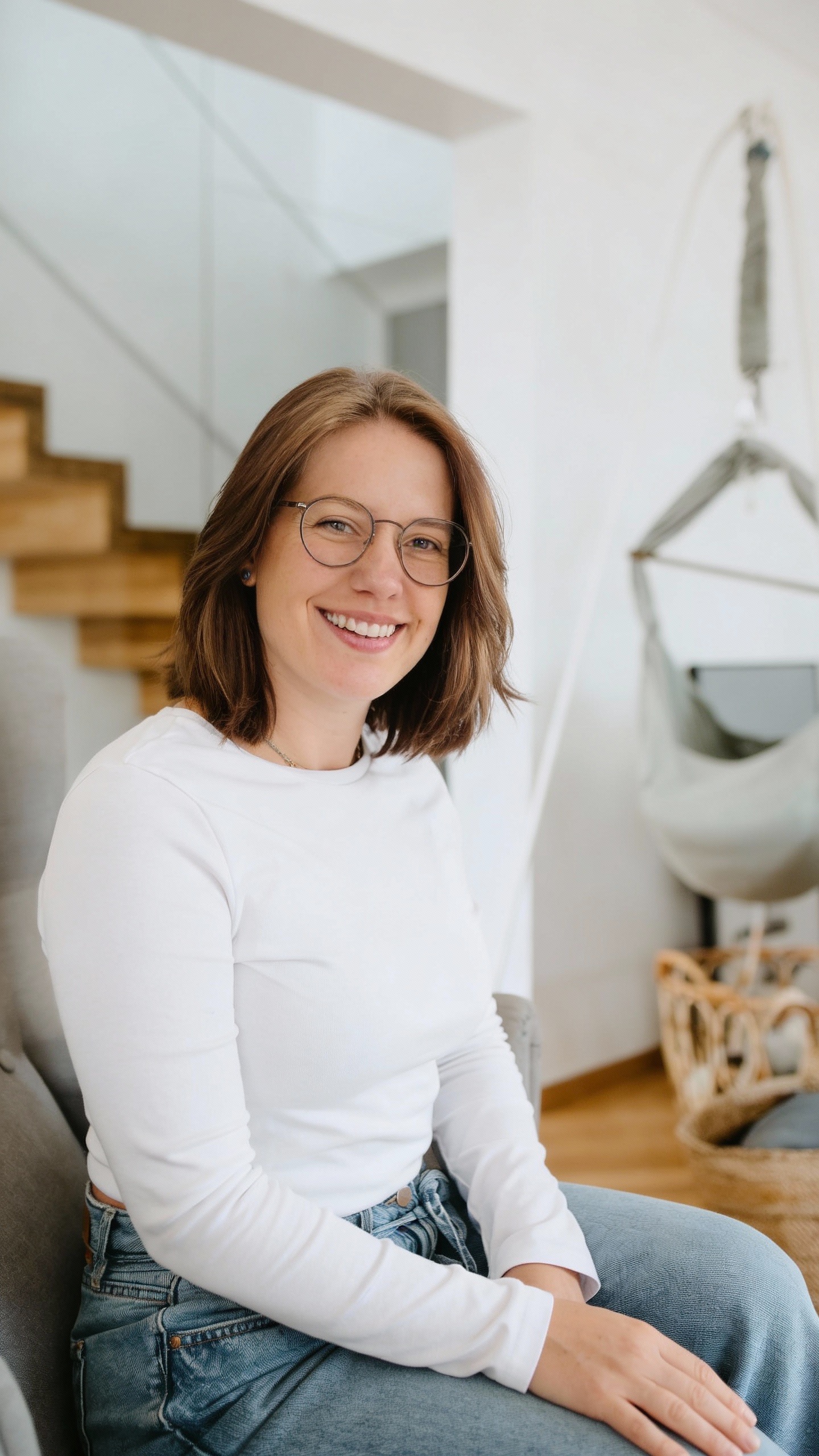 Hebamme Yvonne Dollowski in einer warmen Wohnumgebung